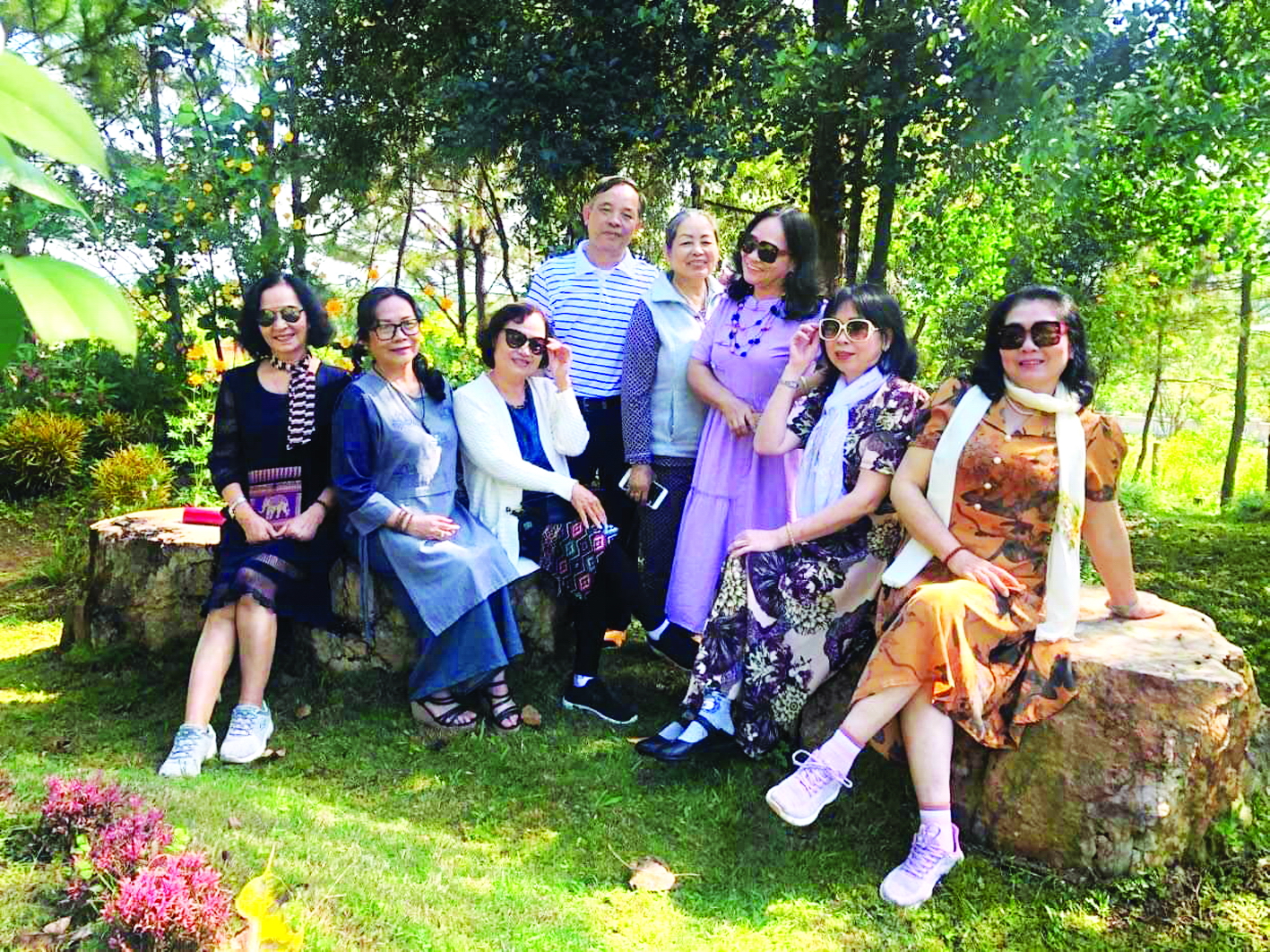 Anh trai tác giả - Nguyễn Đại Hải (thứ tư từ trái qua) - trong lần về nước đầu tháng 12/2022,  cùng các chị em gái trong chuyến du lịch Đà Lạt