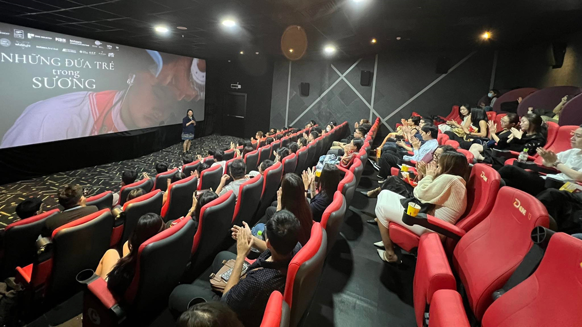 Trước sự ủng hộ nhiệt tình của khán giả, đạo diễn Hà Lệ Diễm đã “chạy sô” giao lưu tại Hà Nội và TPHCM trong ngày 21/3