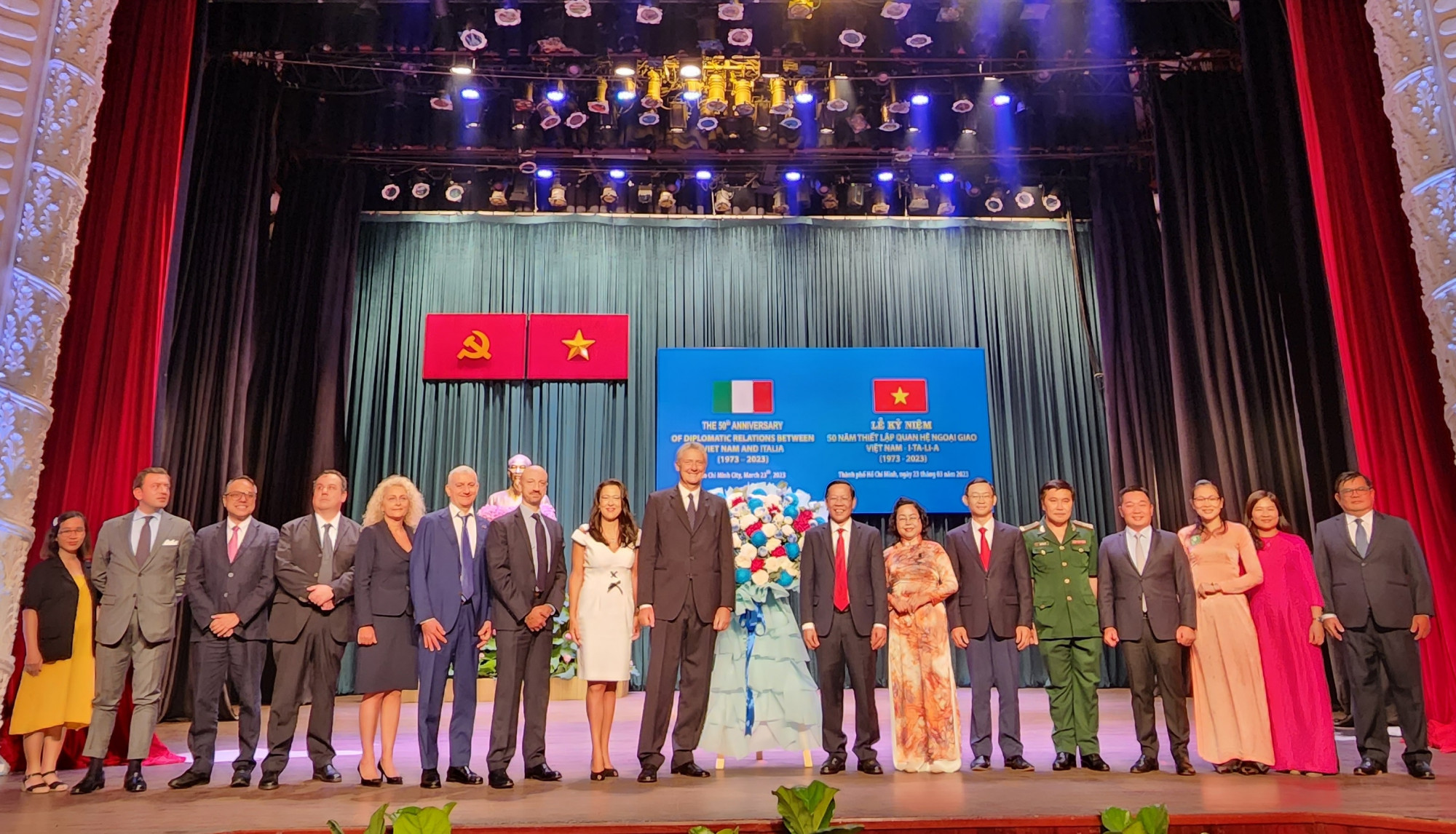 Phái đoàn lãnh sự Italia và các cấp lãnh đạo Thành phố Hồ Chí Minh cùng chụp ảnh lưu niệm