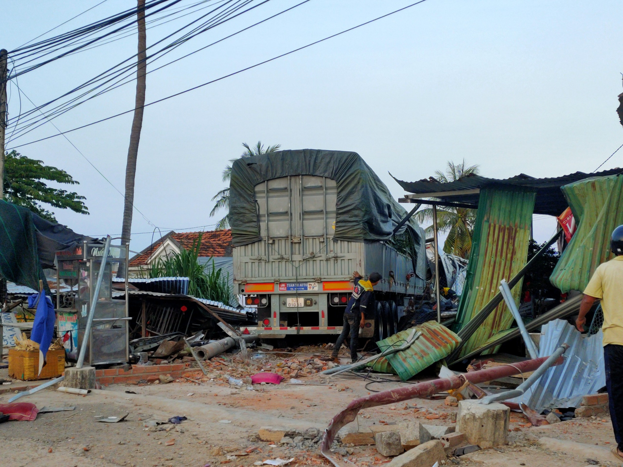 Hiện trường vụ tai nạn xe tải tông sập nhà dân - Ảnh: M.C