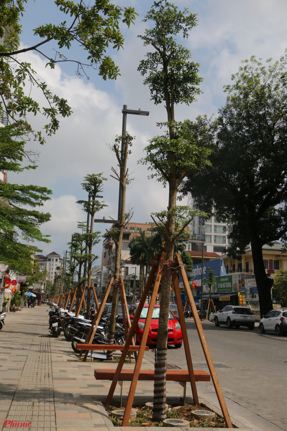 Bên cạnh đó sẽ hình thành một không gian trưng bày, giới thiệu và mua bán các sản phẩm thủ công mỹ nghệ, đặc sản và ẩm thực ba miền bằng xe lưu động, trong đó ưu tiên trưng bày, giới thiệu các sản phẩm đặc sản đặc trưng của Huế.