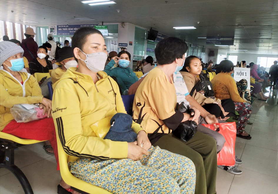 Chị Trần Thị Kim Thiện (bìa trái) đang rất cần mọi người giúp đỡ để tiếp tục quá trình điều trị của mình