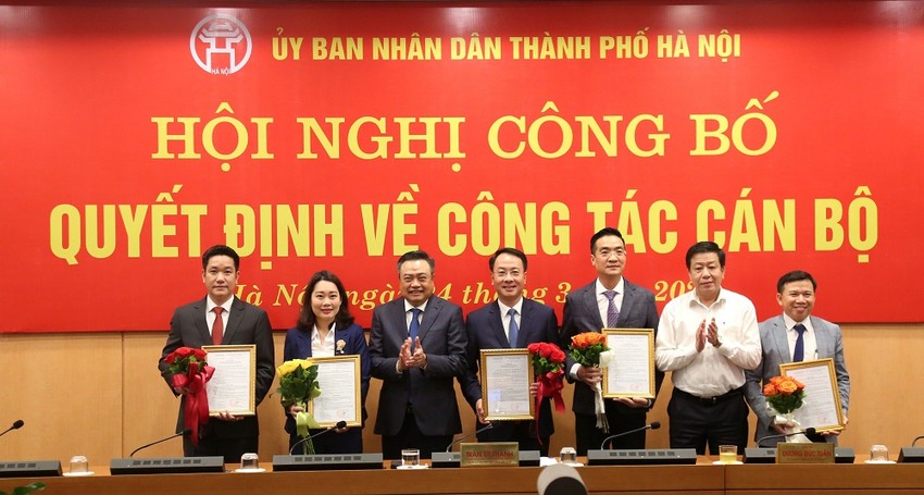 Chủ tịch UBND TP. Hà Nội Trần Sỹ Thanh trao quyết định và chúc mừng các nhân sự vừa được bổ nhiệm, điều động.
