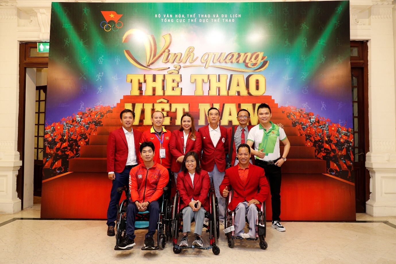 Đại diện Herbalife Việt Nam cùng tập thể các VĐV, HLV tại chương trình “Vinh quang Thể thao Việt Nam” 2022 - Ảnh: Herbalife Việt Nam