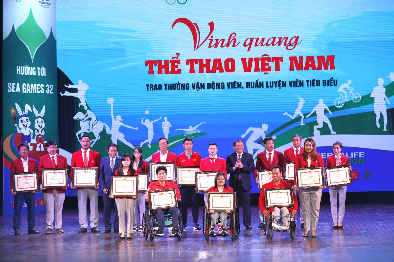 Trao tặng bằng khen cho các VĐV và HLV có thành tích xuất sắc trong năm 2022 - Ảnh: Herbalife Việt Nam