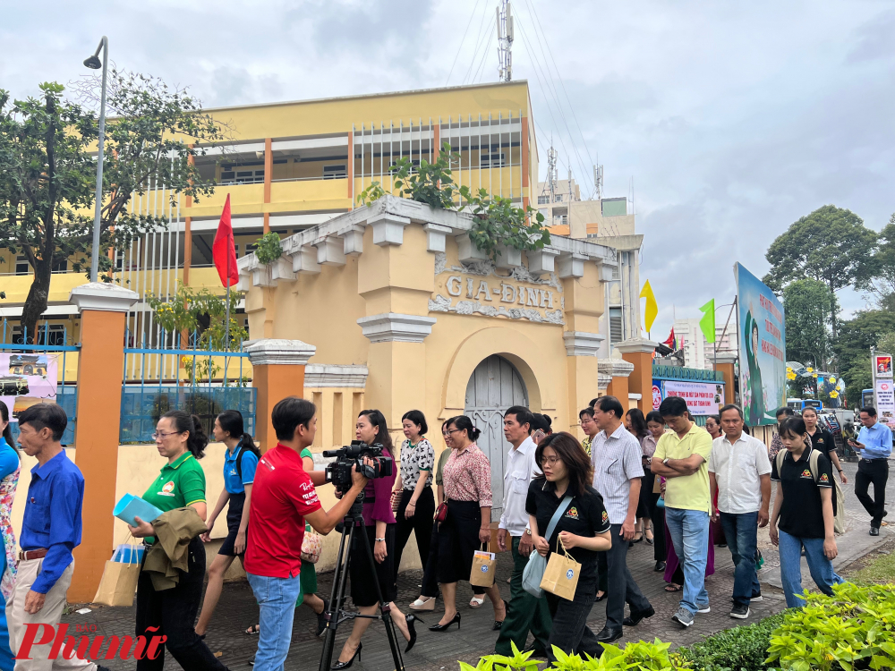 Đối diện Nhà truyền thống quận Bình Thạnh, du khách sẽ được dẫn đến cổng thành có chữ Gia Định tại
