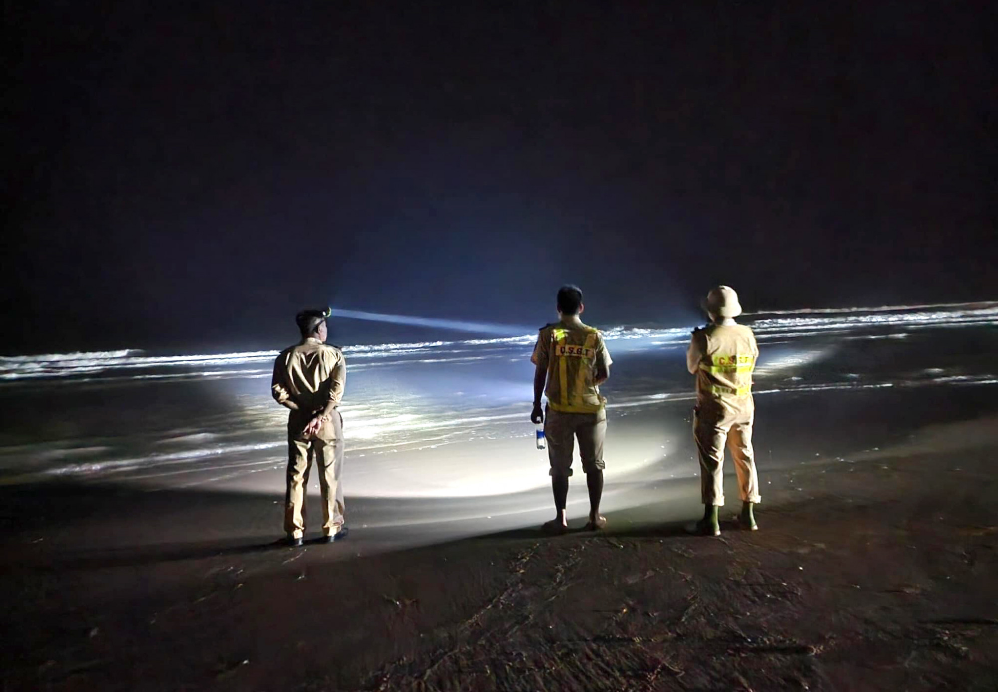 Lực lượng công an tổ chức tìm kiếm dọc bãi biển - Ảnh: Khánh Trung