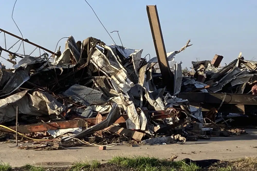 Các mảnh vỡ bao phủ một cấu trúc bị hư hại ở Rolling Fork, Miss,. vào thứ Bảy, ngày 25 tháng 3 năm 2023. Những cơn lốc xoáy mạnh đã xé toạc Deep South vào đêm thứ Sáu, giết chết một số người ở Mississippi, phá hủy hàng chục tòa nhà. (Ảnh AP/Rogelio Solis)