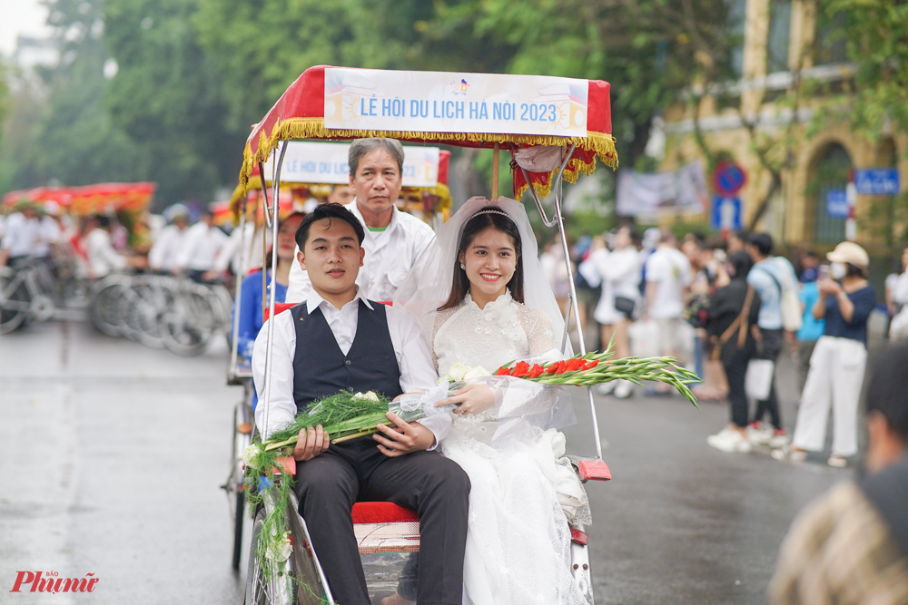 Đám cưới được tái hiện đầy đủ. Tuy nhiên, theo nhận xét của nhiều cụ cao niên. Đám cưới tái hiện vẫn còn những điểm trừ nhất định đến từ trang phục. Theo đó, trang phục của nhà trai được đánh giá là không phù hợ từ quần tới áo.