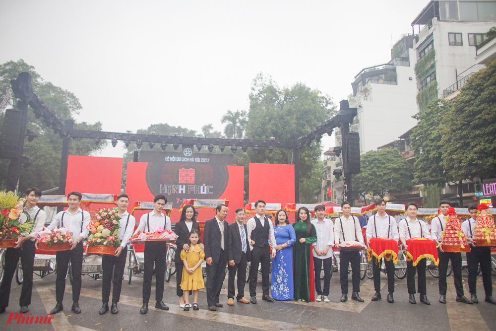 Chiều 25/3, trong khuôn khổ Lễ hội Du lịch Hà Nội 2023, BTC chương trình tái hiện lại một lễ cưới của người Hà Nội xưa tại không gian phố đi bộ.