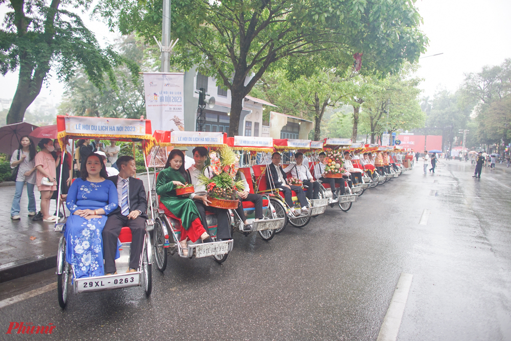 Đây là một lễ cưới của người Hà Nội những năm 89-90 của thế kỷ trước với hình thức rước dâu được thực hiện bằng xe xích lô.