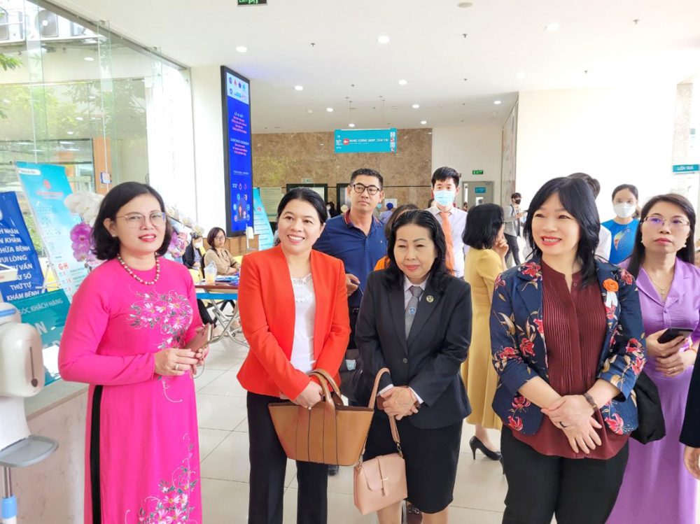 Bác sĩ Hoàng Thị Diễm Tuyết (bìa trái) - Giám đốc bệnh viện Hùng Vương - cùng đại diện các ban, ngành tham quan mô hình một cửa đặt tại bệnh viện