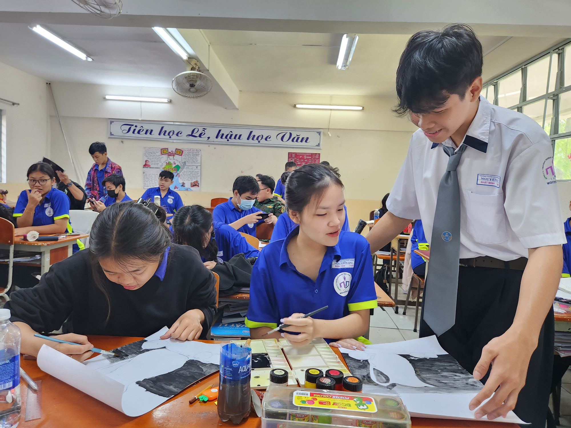 Học sinh lớp 10 Trường THPT Nguyễn Du (Quận 10) trong giờ Mỹ thuật