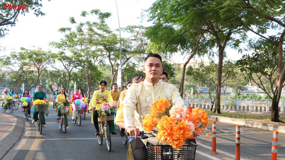 Những chiếc xe đạp được trang trí rực rỡ, bắt mắt đã thu hút được nhiều sự chú ý từ người dân