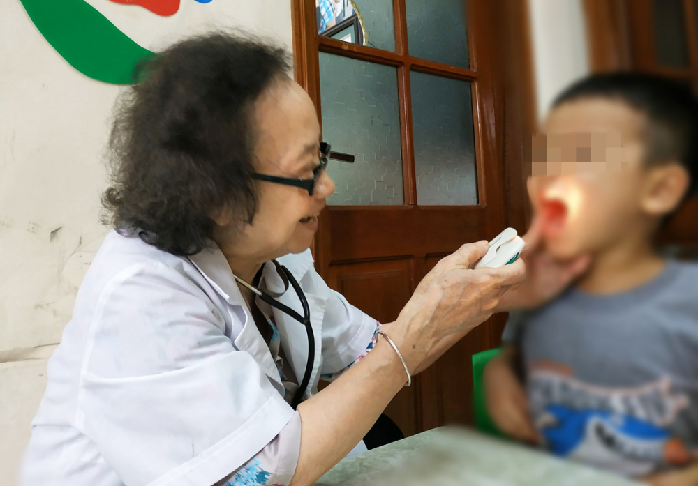 Bà Đỗ Thúy Nga kiểm tra răng miệng cho học sinh tại Trung tâm Hy Vọng