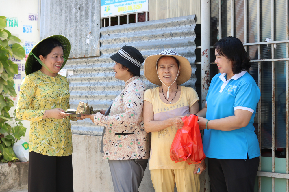 Bà Nguyễn Trần Phượng Trân (bìa trái) - Chủ tịch Hội LHPN TP.HCM và bà Nguyễn Hạnh Thảo (bìa phải) - Chủ tịch Hội LHPN TP.Thủ Đức - trực tiếp xuống các khu nhà trọ tặng bánh . 