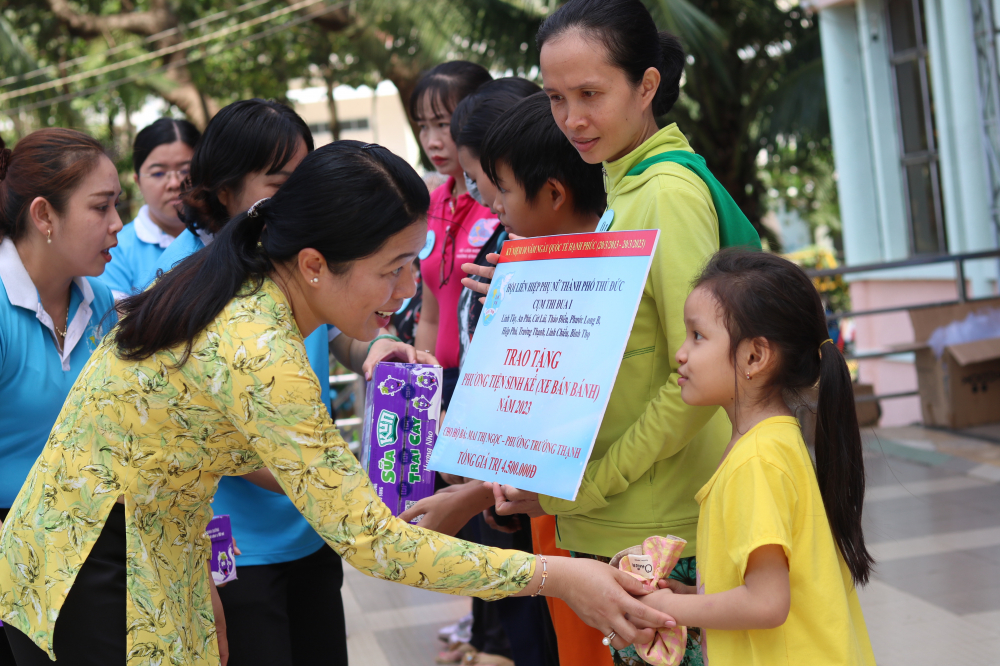Bà Nguyễn Trần Phượng Trân - Chủ tịch Hội LHPN TP.HCM tham dự chương trình và bảng tượng trưng các gói hỗ trợ cho hội viên phụ nữ. Bên cạnh phương tiện làm ăn, hội còn tặng quà, ba lô cho con, cháu các chị. 