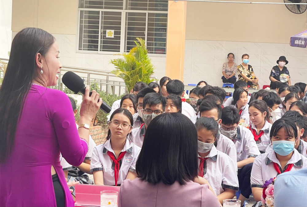 Bà Nguyễn Xuân Mai - Phó trưởng phòng Khảo thí - Kiểm định chất lượng giáo dục, Sở GD-ĐT TPHCM - trong buổi tư vấn tuyển sinh cho phụ huynh và học sinh khối Chín Trường THCS Tăng Bạt Hổ, quận 4, TPHCM vào đầu tháng 3/2023