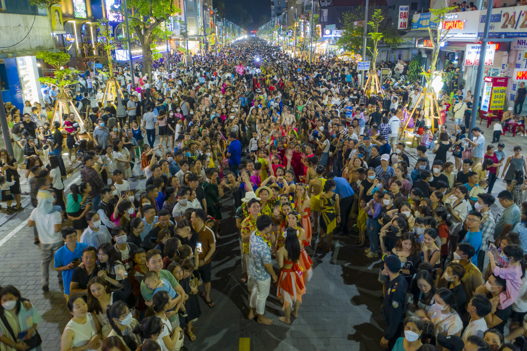 Tối 26/6 hàng vạn người dân xứ Huế đã đến tham quan phố đêm Hai Bà Trưng. Đây được đánh giá là phố đêm sầm uất, sản phẩm du lịch mới của Huế vào dịp cuối tuần