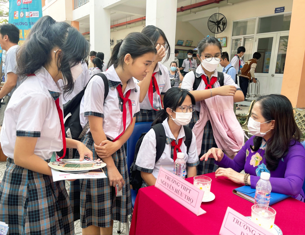 Học sinh khối Chín của Trường THCS Tăng Bạt Hổ, quận 4, TPHCM tham dự buổi tư vấn tuyển sinh  vào lớp Mười hồi đầu tháng 3/2023