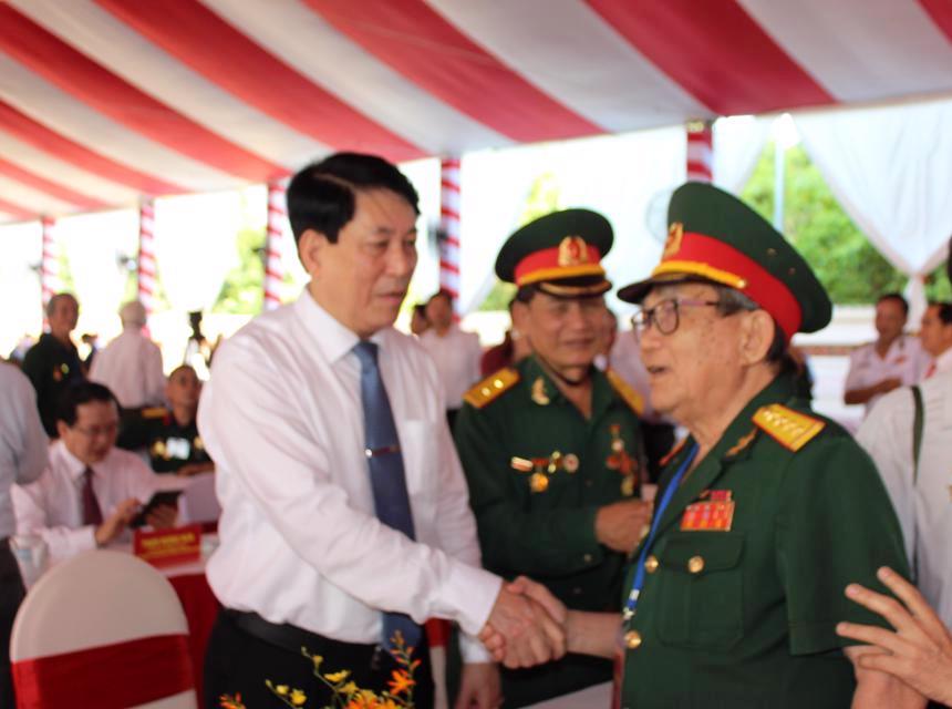Đại tướng Lương Cường thăm hỏi, các cựu tù.