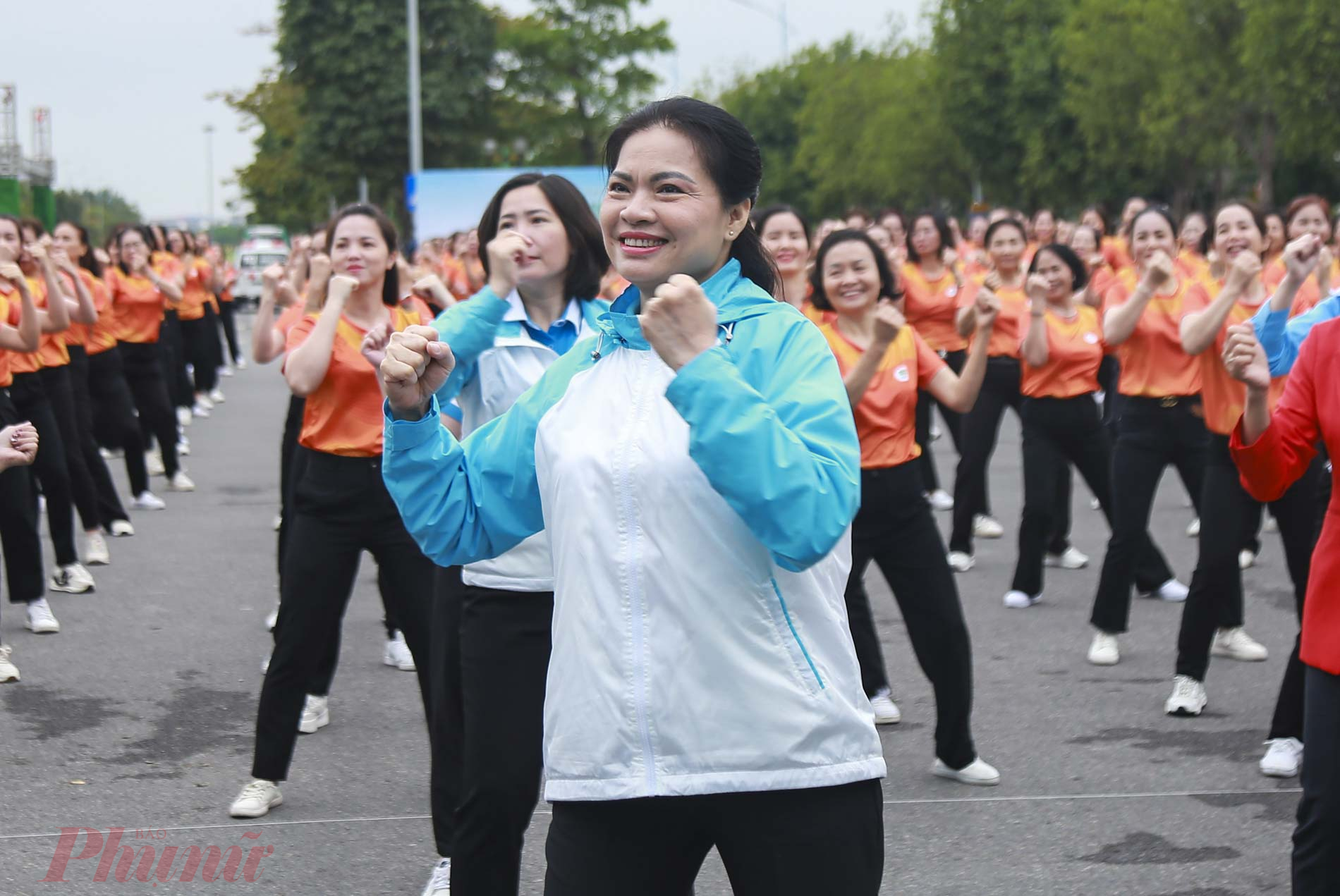 Chủ tịch Trung ương Hội Liên hiệp phụ nữ Việt Nam Hà Thị Nga và Chủ tịch Hội Liên hiệp phụ nữ thành phố Hà Nội Lê Kim Anh tập bài thể dục rèn luyện sức khỏe cùng hội viên phụ nữ.