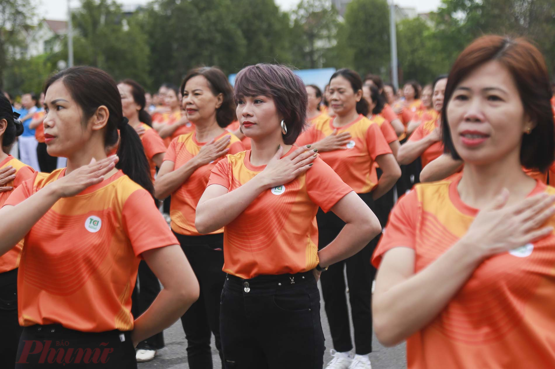 1.000 hội viên, phụ nữ quận Long Biên thực hiện đồng diễn dân vũ.