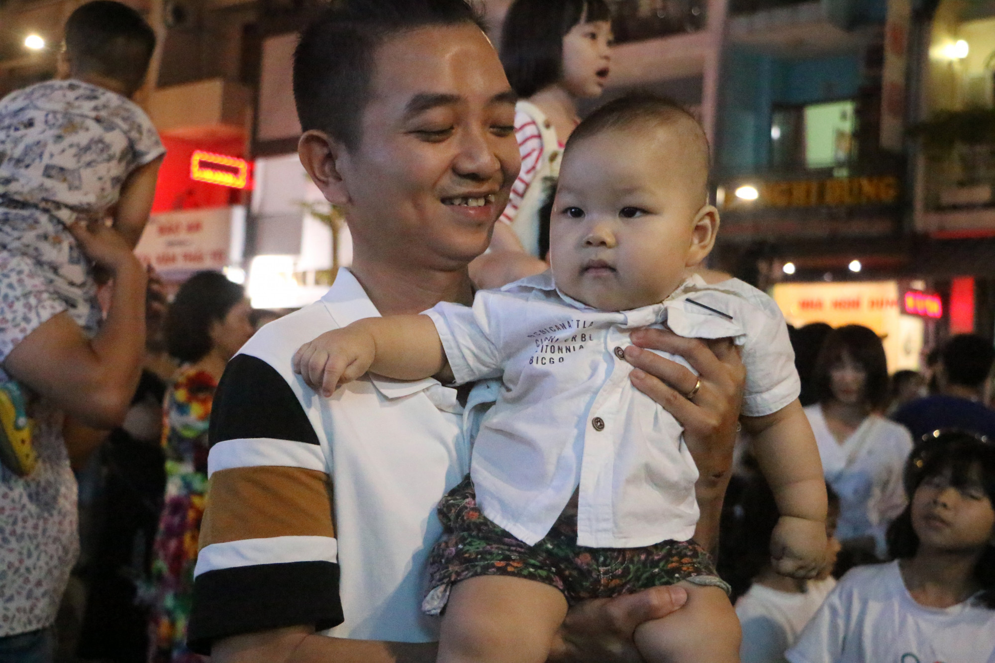 Lần đâu tiên đưa vọ con đi tham quan phố đên Hai Bà Trưng, anh Hồng Nguyên Quý rất vui khi hòa vào dòng người tham gai lễ hội.  Tôi mong rằng phố đêm sẽ sôi động vào dịp cuối tuần để người Huế cũng như du khách có điểm vui chơi. Góp ý thêm của chúng tôi  các nhà hàng, quán ăn  cần phục vụ nhanh, chuyên nghiệp, vui vẻ niềm nở  để giữ chân du khách.