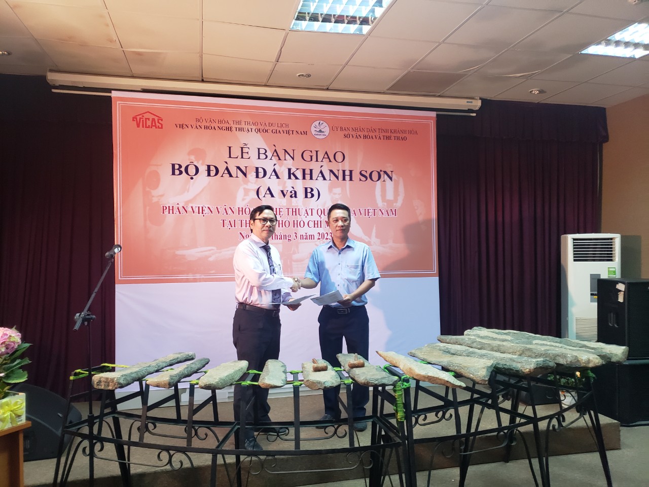 ãnh đạo Bảo tàng tỉnh Khánh Hòa (bên phải) tiếp nhận bàn giao hai bộ đàn đá Khánh Sơn từ lãnh đạo Phân viện Văn hóa Nghệ thuật quốc gia Việt Nam tại TP Hồ Chí Minh