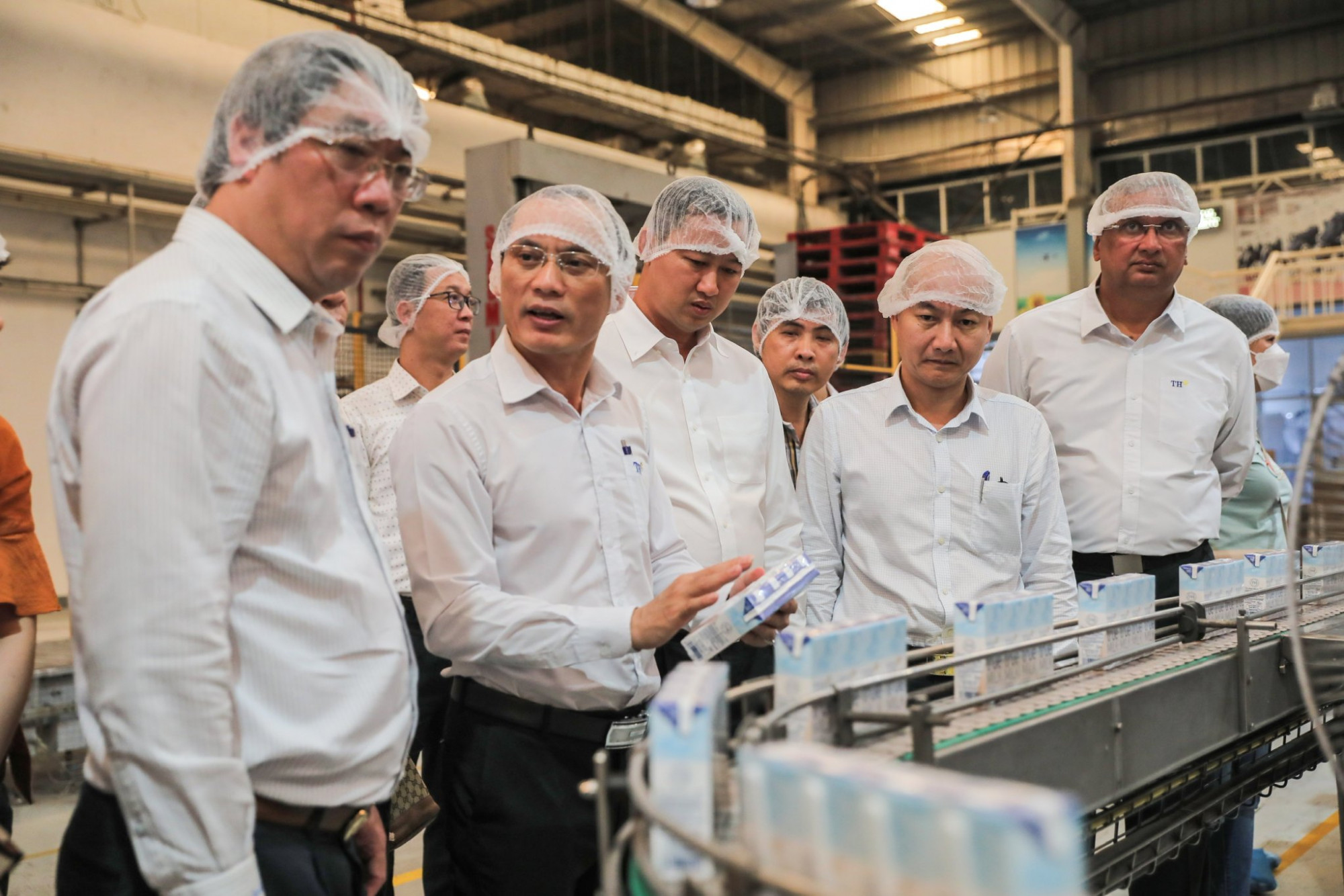 Đoàn công tác thăm Nhà máy sữa và nghe giới thiệu về dây chuyền sản xuất sữa tươi sạch TH true MILK - Ảnh: TH