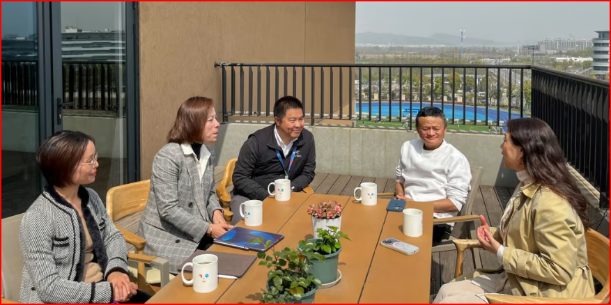 Jack Ma, thứ hai từ phải sang, đến thăm trường học ở Hàng Châu vào thứ Hai.