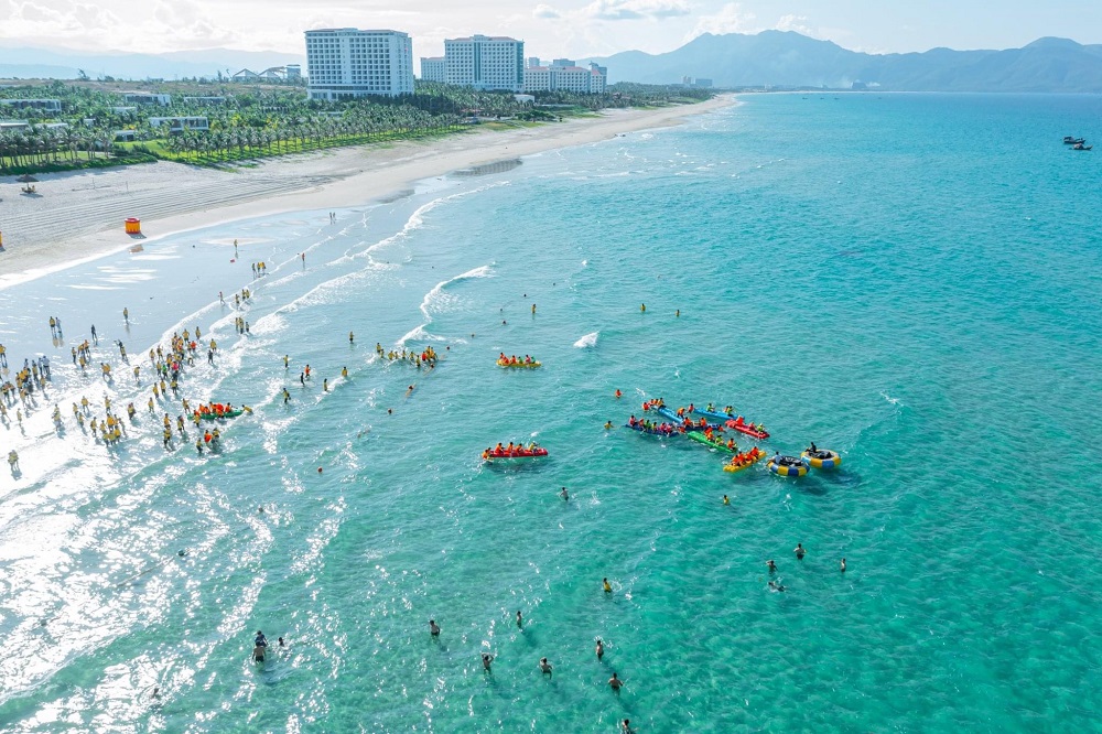 Bờ biển dài màu xanh ngọc thích hợp tổ chức các hoạt động team building đến 3.000 khách