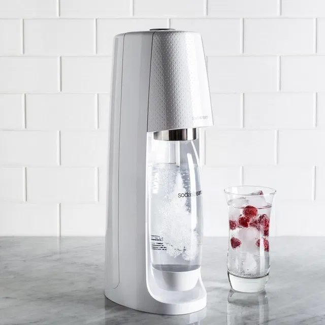  Cắt giảm đồ uống đóng hộp  10/10 _ _ Tín dụng: Sodastream Tiêu thụ đồ uống đóng chai và đóng hộp tạo ra rất nhiều chất thải. Thay vì với lấy một lon nước ngọt, hãy sửa chữa đồ uống có ga của bạn bằng cách tự làm nước có ga với Sodastream. Tiện ích tiện lợi này cho phép bạn tạo ra các hỗn hợp đồ uống có ga của riêng mình, đồng thời giảm lượng chất thải từ các chai đồ uống sử dụng một lần.