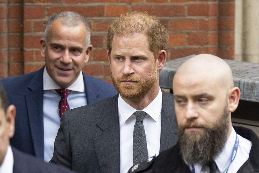 Hoàng tử Harry rời khỏi tòa án ở London, ngày 28/3.