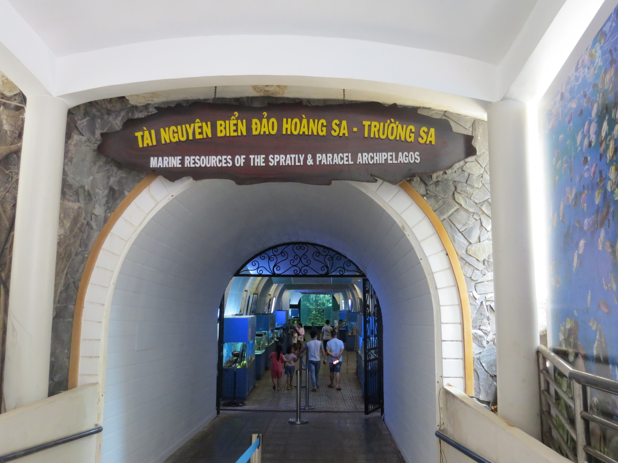 Khu trưng bày tài nguyên biển đảo Hoàng Sa – Trường Sa được đặt trong đường hầm xuyên qua núi Cảnh Long (Bảo Đại). Trải qua nhiều khó khăn trong quá trình thực hiện, đến tháng 9/2022, khu trưng bày đã hoàn thiện với chiều dài 120m, cao 5m và rộng 8-12m.