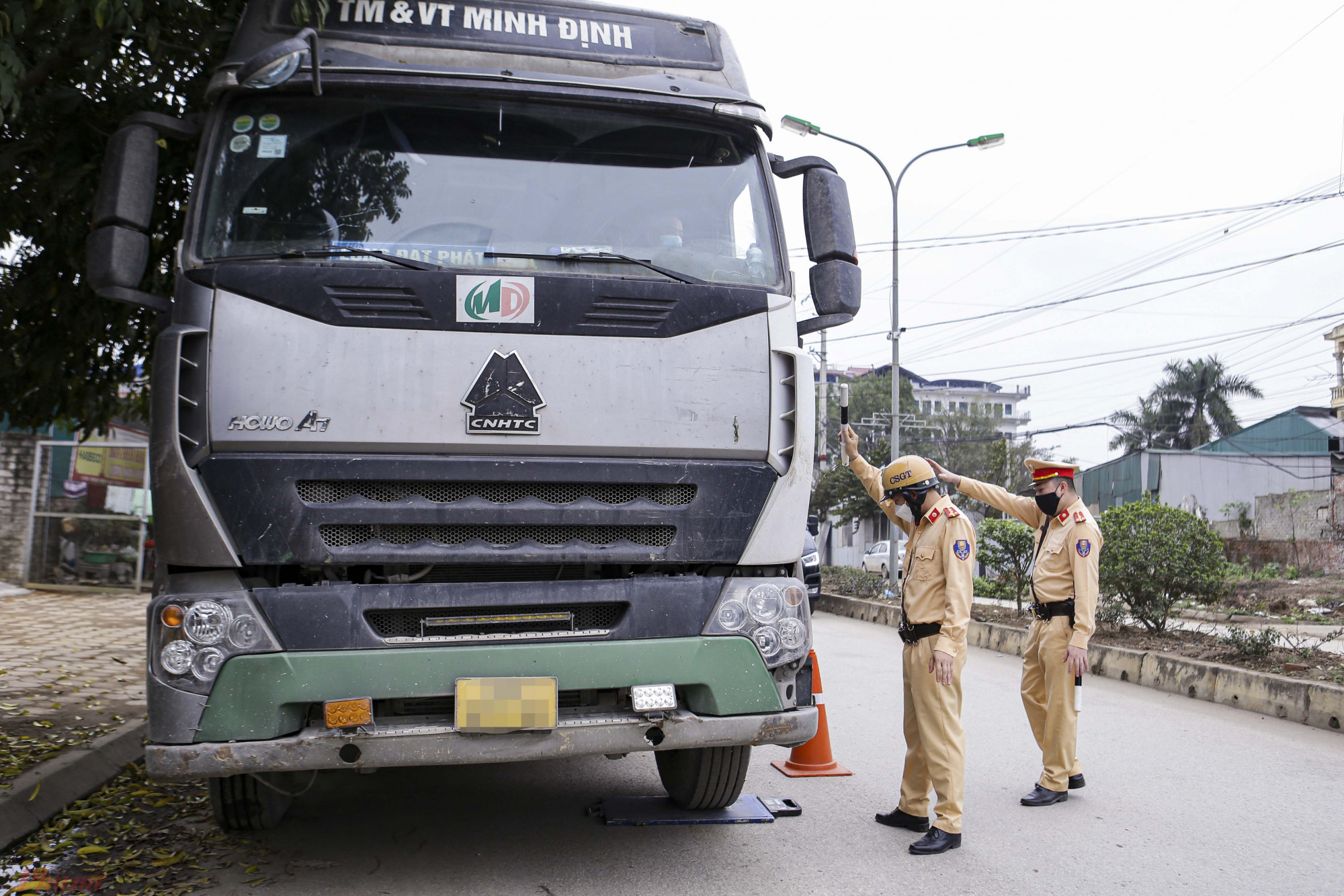 Ghi nhận của phóng viên vào 9 giờ 20 phút, khi đang thực hiện tuần tra tại khu vực Km409 Đường Hồ Chí Minh thuộc địa phận Thạch Hoà, Thạch Thất, tổ công tác đã phát hiện một chiếc xe tải mang BKS 90C-071.xx đang chở vật liệu xây dựng lưu thông trên đường có dấu hiệu nghi vấn. 