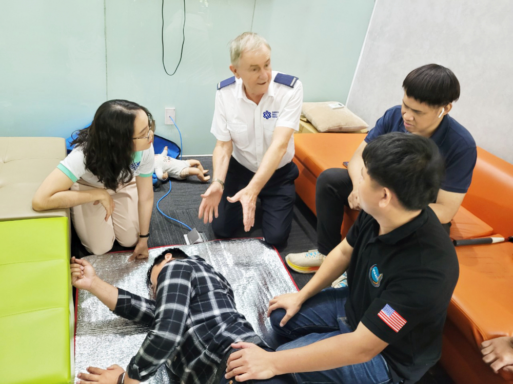 Nhóm người khiếm thị từ Thái Lan đến TPHCM để tham gia lớp học “Sơ cấp cứu và kỹ năng sinh tồn” do ông Tony Coffey trực tiếp hướng dẫn