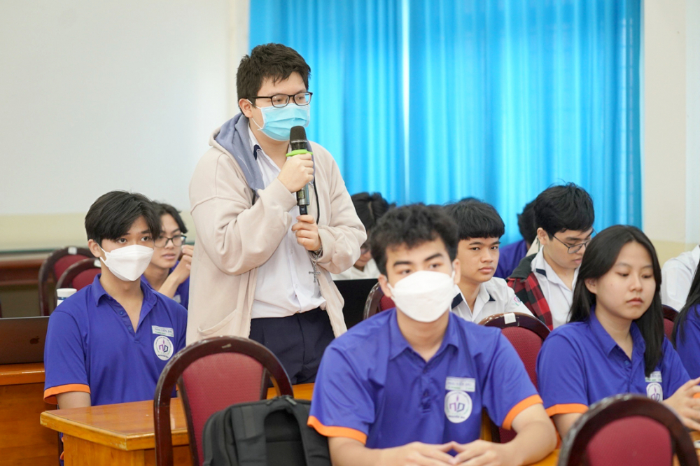 Học sinh tham gia tọa đàm về an toàn thông tin mạng được tổ chức tại Trường THPT  Nguyễn Du ngày 17/3 vừa qua - ẢNH: P.T.