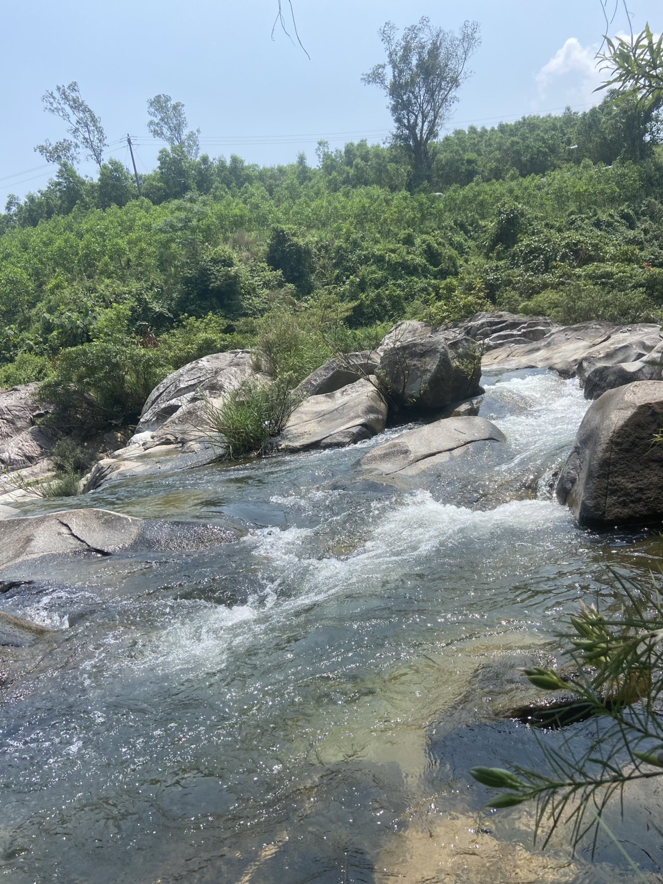 Suối đá Ồ Ồ tại Tiên Châu, cách làng Lộc Yên tầm 10km. 