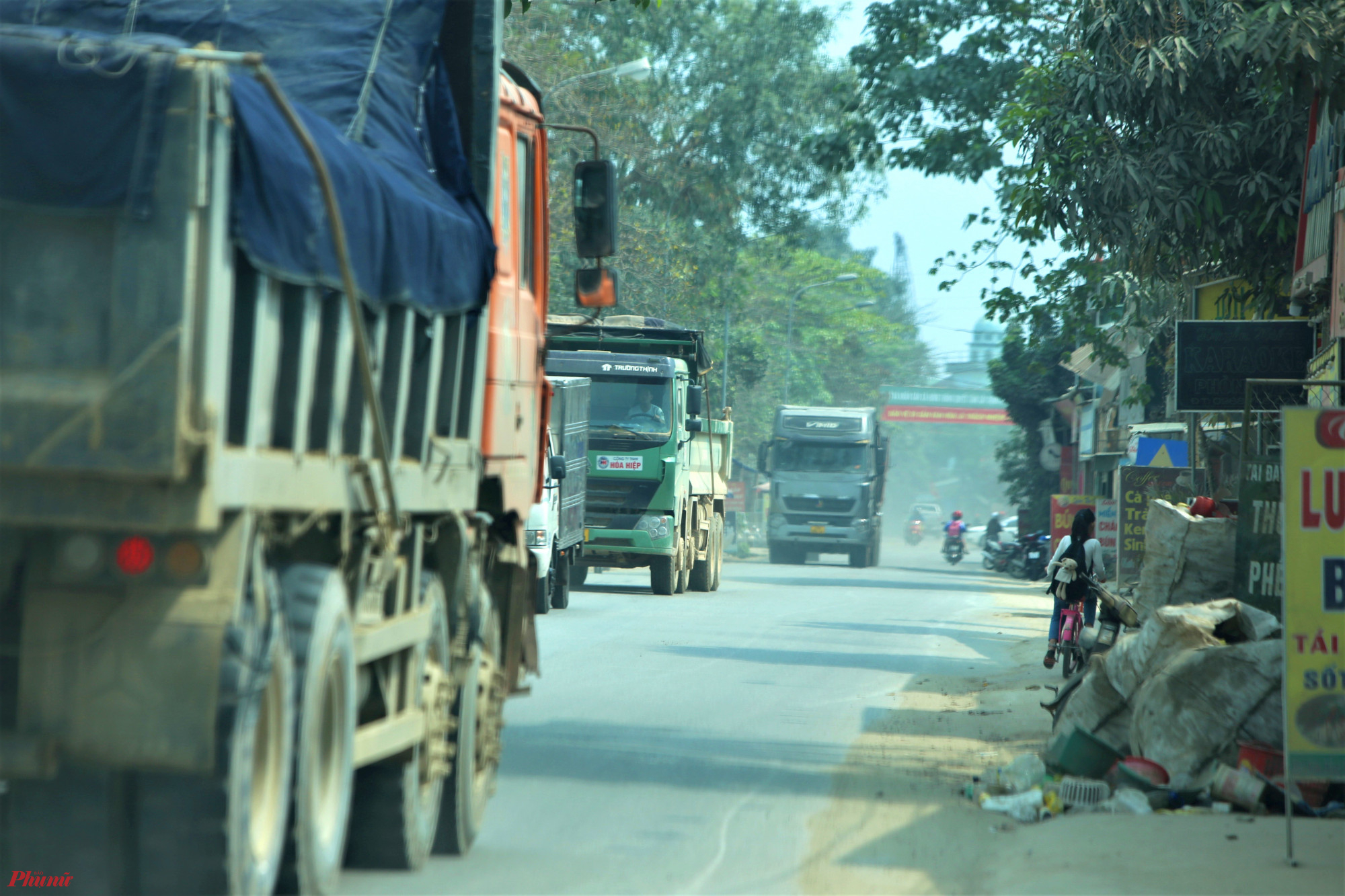 Tỉnh lộ 542C dài khoảng 7km nối từ thị trấn Hưng Nguyên đi qua 3 xã Hưng Tân, Hưng Thông, Long Xá (huyện Hưng Nguyên, Nghệ An). Những năm gần đây, nơi này được xem là tuyến đường của những “hung thần xa lộ”, các loại xe tải chở vật liệu trọng tải lớn chạy rầm rộ không kể ngày đêm khiến cuộc sống người dân sống 2 bên đường bị đảo lộn.