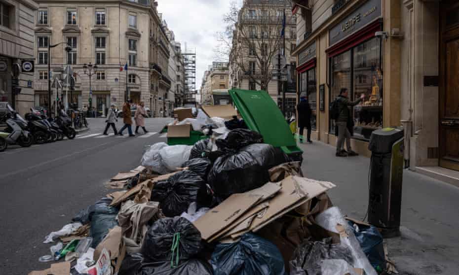 Đường phố Paris đẽ thở hơn sau khi các cuộc đình công tạm lắng.
