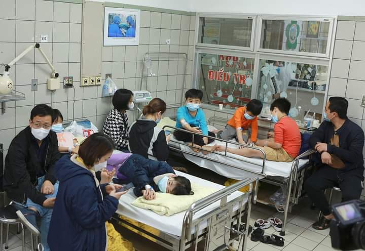Các học sinh trường Tiểu học Kim Giang bị ngộ độc và điều trị tại Bệnh viện Bavhj Mai