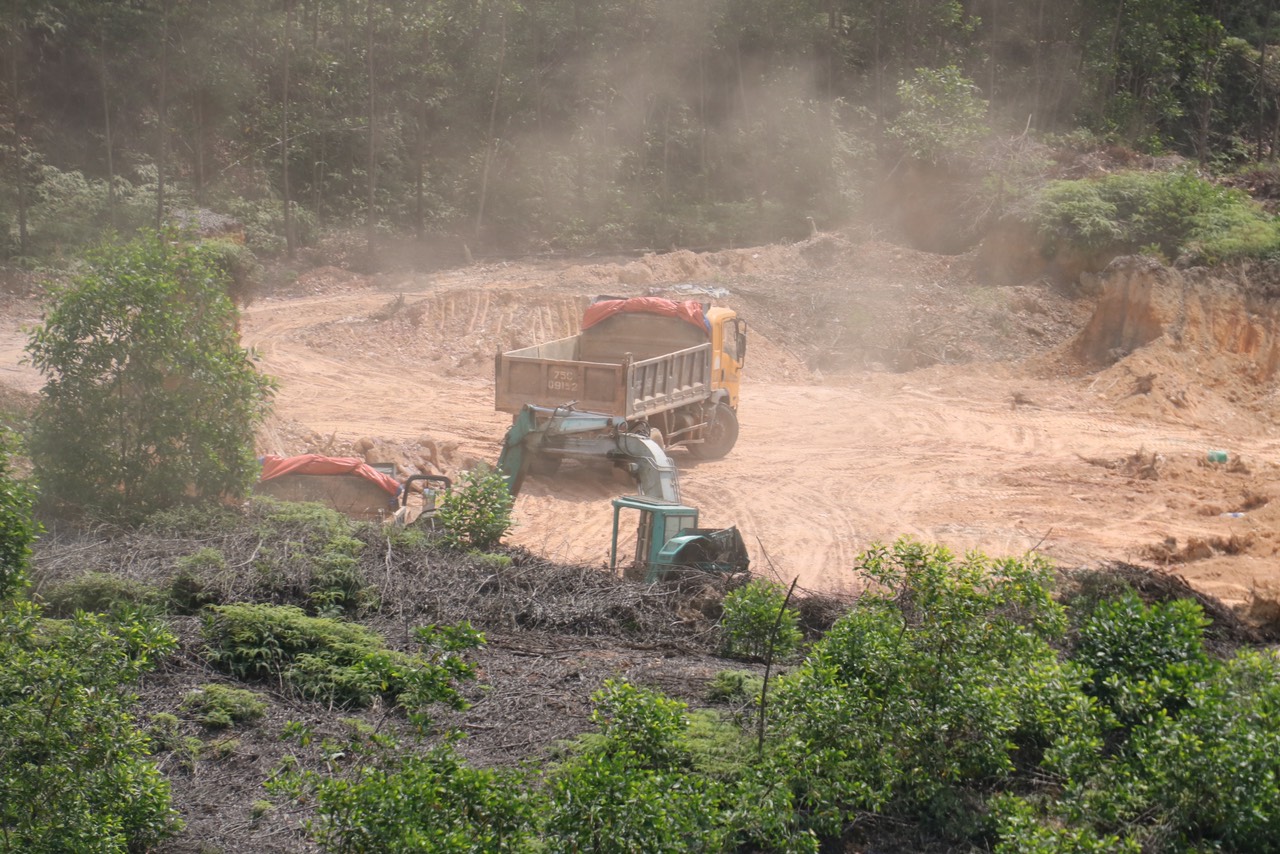 Hàng trăm m3 khối đất được đưa ra khỏi khu đất trồng cây lâm nghiệp và đất nằm dưới đường dây điện 500kV Bắc - Nam thuộc thôn Hoà Vang 1 