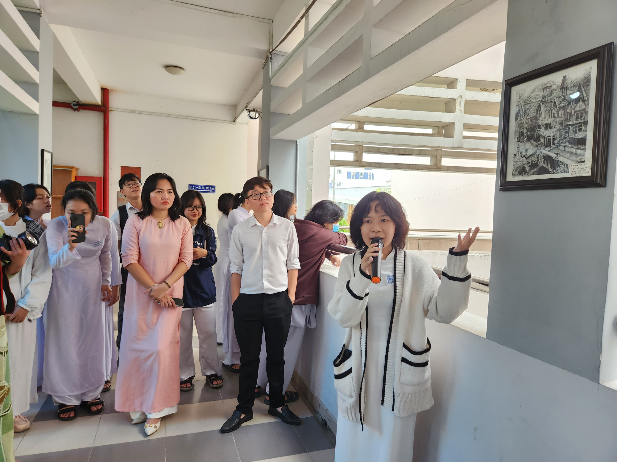 Một giờ học Mỹ thuật của học sinh lớp 10 Trường THPT Nguyễn Hữu Cầu