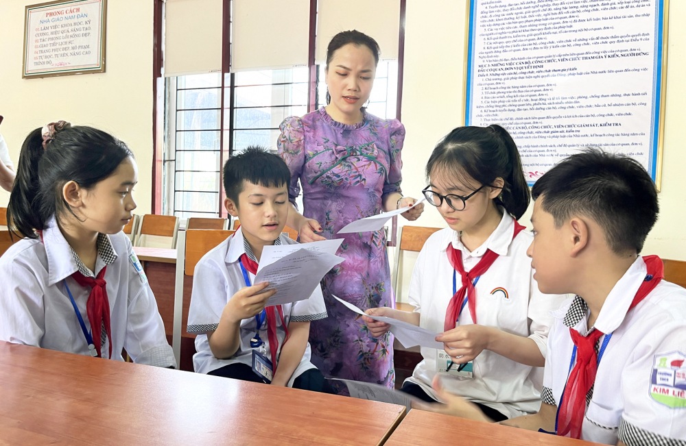 Cô Nguyễn Thị Lan  nhiệt tình chỉ dạy thêm cho những học sinh có năng khiếu để các em truyền lại cho các bạn trong lớp 
