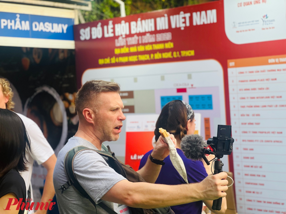 Cầm trên tay chiếc bánh mì với hương vị ưa thích, du khách quốc tế tranh thủ thưởng thức tại chỗ. Họ hào hứng trải nghiệm, quảng bá bánh mì Việt Nam trên các nền tảng trực tuyến.