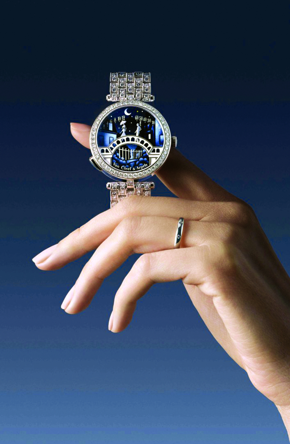 Mẫu đồng hồ nữ tuyệt đẹp của Van Cleef & Arpels lấy chủ đề “cây cầu hẹn ước”, tái hiện một chuyện tình ngọt ngào - ẢNH: VANCLEEFARPELS