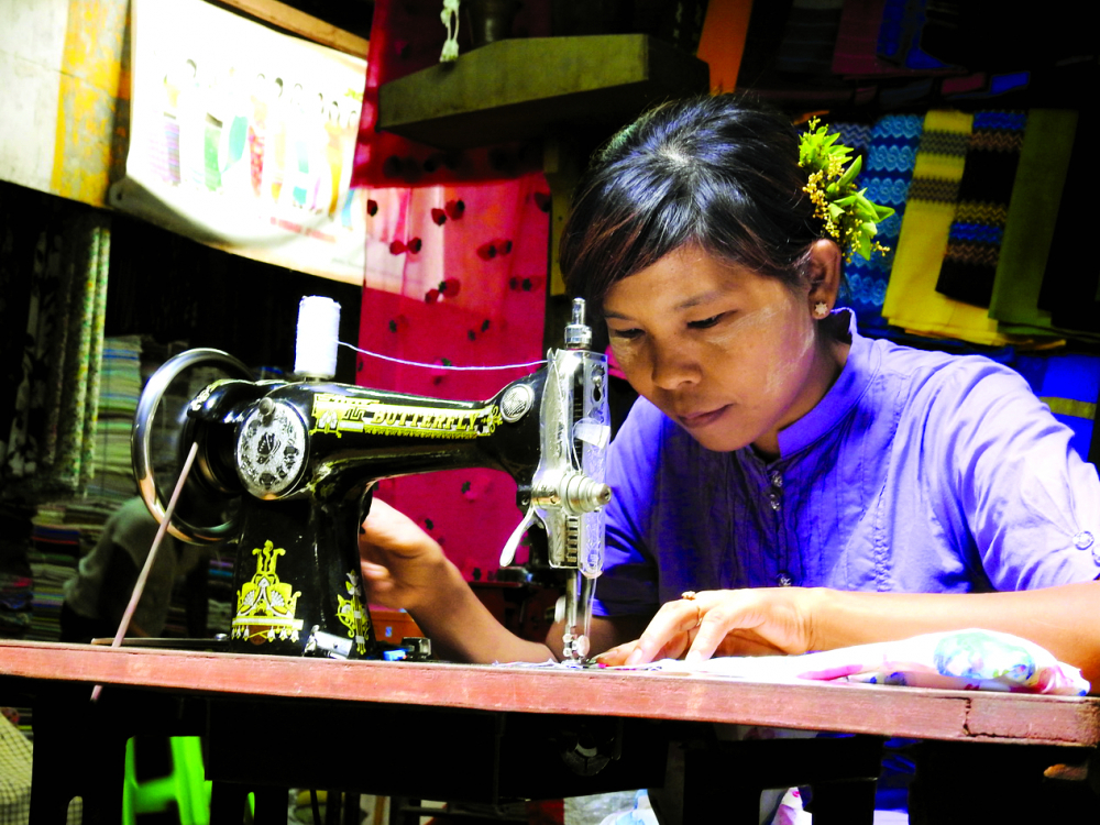 Cô thợ may cài hoa star trên tóc. Hình chụp trong chợ Bagan