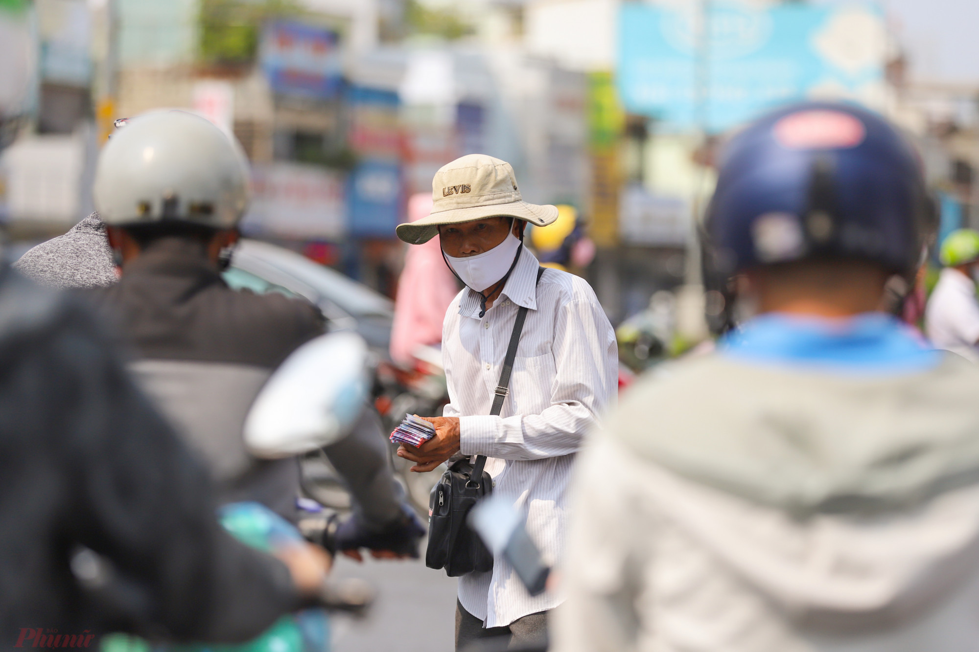 Người bán vé số mưu sinh dưới trời nắng ở ngã tư Bảy Hiền, quận Tân Bình.