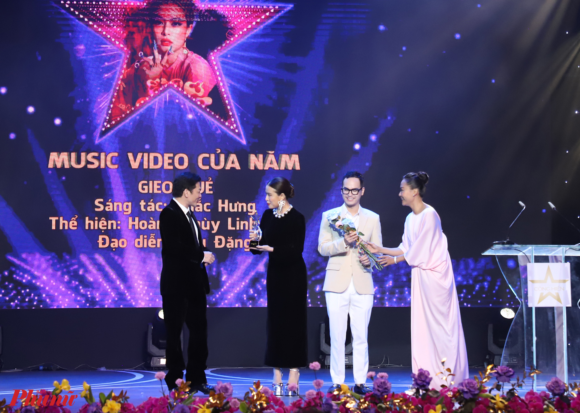 Hoàng Thuỳ Linh cùng nhạc sĩ Khắc Hưng nhận giải MV của năm với MV Gieo quẻ
